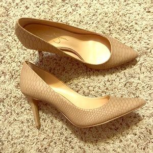 Jessica Simpson pumps